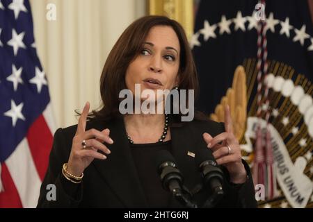 Washington, Vereinigte Staaten Von Amerika. 28.. Februar 2022. Die Vizepräsidentin der Vereinigten Staaten, Kamala Harris, spricht am Montag, den 28. Februar 2022, bei einer Feier anlässlich des Black History Month im East Room des Weißen Hauses in Washington, DC. Schwarze Regierungsbeamte des Bundes, der Länder und der Gemeinden sowie Vertreter der Bürgerrechte sind anwesend.Quelle: Chris Kleponis/Pool/Sipa USA Quelle: SIPA USA/Alamy Live News Stockfoto