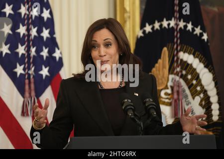 Washington, Vereinigte Staaten Von Amerika. 28.. Februar 2022. Die Vizepräsidentin der Vereinigten Staaten, Kamala Harris, spricht am Montag, den 28. Februar 2022, bei einer Feier anlässlich des Black History Month im East Room des Weißen Hauses in Washington, DC. Schwarze Regierungsbeamte des Bundes, der Länder und der Gemeinden sowie Vertreter der Bürgerrechte sind anwesend.Quelle: Chris Kleponis/Pool/Sipa USA Quelle: SIPA USA/Alamy Live News Stockfoto