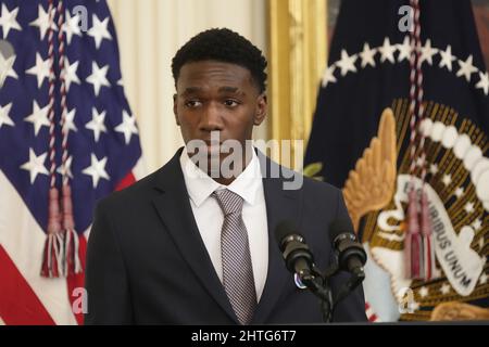 Washington, Vereinigte Staaten Von Amerika. 28.. Februar 2022. Kateo Hilton spricht am Montag, den 28. Februar 2022, bei einer Feier im Rahmen des Black History Month im East Room des Weißen Hauses in Washington, DC. Schwarze Regierungsbeamte des Bundes, der Länder und der Gemeinden sowie Vertreter der Bürgerrechte sind anwesend.Quelle: Chris Kleponis/Pool/Sipa USA Quelle: SIPA USA/Alamy Live News Stockfoto