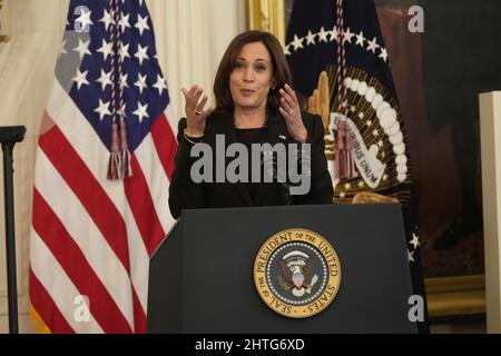 Washington, Vereinigte Staaten Von Amerika. 28.. Februar 2022. Die Vizepräsidentin der Vereinigten Staaten, Kamala Harris, spricht am Montag, den 28. Februar 2022, bei einer Feier anlässlich des Black History Month im East Room des Weißen Hauses in Washington, DC. Schwarze Regierungsbeamte des Bundes, der Länder und der Gemeinden sowie Vertreter der Bürgerrechte sind anwesend.Quelle: Chris Kleponis/Pool/Sipa USA Quelle: SIPA USA/Alamy Live News Stockfoto