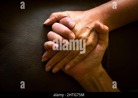 Nahaufnahme von zwei Händen Stockfoto
