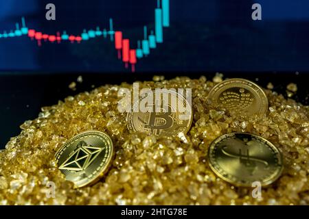 Altmünze und Bitcoin auf dem Goldkristall-Mineralsteinberg. Hintergrund für das Aktienwachstum verschwommen. Das Diagramm zeigt einen starken Anstieg des Bitcoin-Preises. Anlageplattform, Charts und Bitcoin-Münzen. Stockfoto