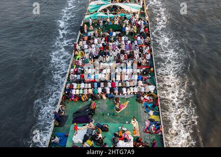 Massenleute kehren nach Hause zurück, indem sie vom jährlichen muslimischen Charmonai-Kongress gestartet wurden. Dieses Bild wurde von mir am 28. Februar 2022 aus Bangladesch, Süd-A, aufgenommen Stockfoto