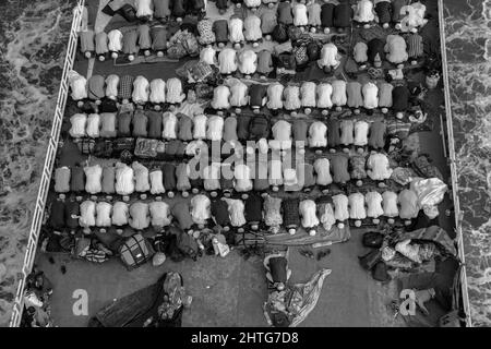 Massenleute kehren nach Hause zurück, indem sie vom jährlichen muslimischen Charmonai-Kongress gestartet wurden. Dieses Bild wurde von mir am 28. Februar 2022 aus Bangladesch, Süd-A, aufgenommen Stockfoto