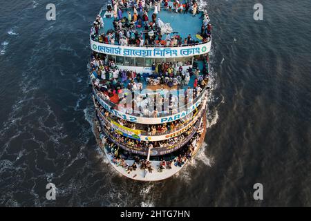 Massenleute kehren nach Hause zurück, indem sie vom jährlichen muslimischen Charmonai-Kongress gestartet wurden. Dieses Bild wurde von mir am 28. Februar 2022 aus Bangladesch, Süd-A, aufgenommen Stockfoto