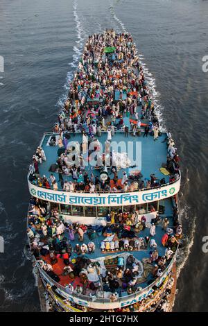 Massenleute kehren nach Hause zurück, indem sie vom jährlichen muslimischen Charmonai-Kongress gestartet wurden. Dieses Bild wurde von mir am 28. Februar 2022 aus Bangladesch, Süd-A, aufgenommen Stockfoto