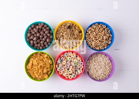 Direkt über einem Schuss verschiedener Frühstückszerealien in bunten Schüsseln auf dem Tisch Stockfoto