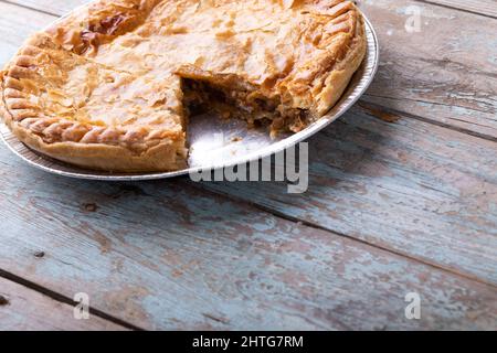 Gebackene, in Scheiben geschnittene, gefüllte Torte auf dem Holztisch Stockfoto