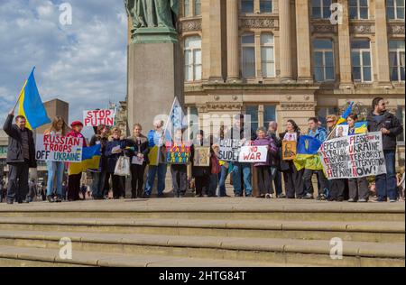 Demonstranten mit ukrainischer Flagge treffen sich im Stadtzentrum von Birmingham, um gegen die Invasion und Annexion der Krim durch die Russische Föderation zu protestieren. Stockfoto