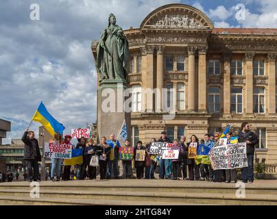 Demonstranten mit ukrainischer Flagge treffen sich im Stadtzentrum von Birmingham, um gegen die Invasion und Annexion der Krim durch die Russische Föderation zu protestieren. Stockfoto