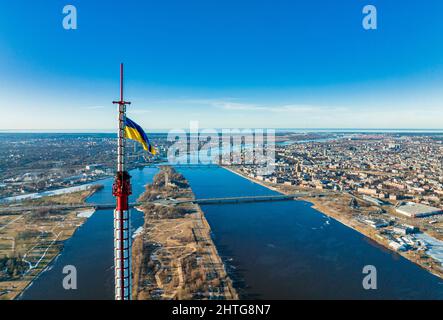 Luftaufnahme der ukrainischen Flagge, die auf dem Rigaer Fernsehturm winkt Stockfoto