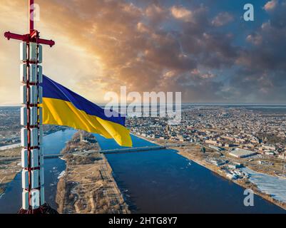 Luftaufnahme der ukrainischen Flagge, die auf dem Rigaer Fernsehturm winkt Stockfoto