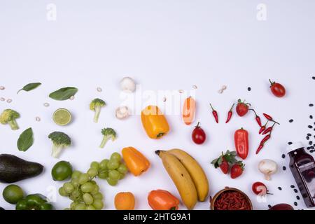 Overhead-Ansicht von verschiedenen Lebensmitteln auf weißem Hintergrund angeordnet, kopieren Raum Stockfoto