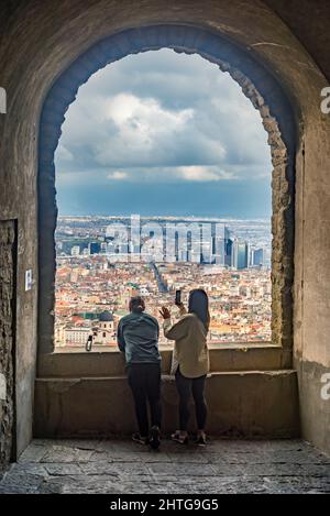 Malerischer Balkon mit Felsbogen und Blick auf Neapel Stockfoto