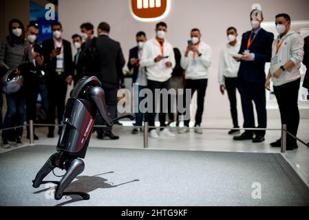 Barcelona, Spanien. 28.. Februar 2022. Ein Ciberdog von Xiaomi "macht männlich" vor den Besuchern auf dem Mobile World Congress 2022 in Barcelona, einer der wichtigsten Veranstaltungen für mobile Technologien und eine Startrampe für Smartphones, Zukunftstechnologien, Geräte und Peripheriegeräte. Die Ausgabe 2022 steht unter dem übergreifenden Thema „Unleashed Connectivity“ und versucht, nach der Annullierung im Jahr 2020 und einer reduzierten Ausgabe im Jahr 2021 aufgrund der CORONA-Pandemie die Normalität wiederherzustellen. Quelle: Matthias Oesterle/Alamy Live News Stockfoto
