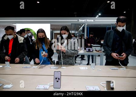 Barcelona, Spanien. 28.. Februar 2022. Besucher mit obligatorischen FFP2 Masken erleben neue mobile Geräte von Huawai auf dem Mobile World Congress 2022 in Barcelona, einer der wichtigsten Veranstaltungen für mobile Technologien und einer Startrampe für Smartphones, Zukunftstechnologien, Geräte und Peripheriegeräte. Die Ausgabe 2022 steht unter dem übergreifenden Thema „Unleashed Connectivity“ und versucht, nach der Annullierung im Jahr 2020 und einer reduzierten Ausgabe im Jahr 2021 aufgrund der CORO Credit: Matthias Oesterle/Alamy Live News Normalität wiederherzustellen Stockfoto