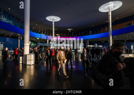 Barcelona, Spanien. 28.. Februar 2022. Am Ende des ersten Tages des jährlichen Mobile World Congress verlassen die Besucher die Fira Gran Via, eine der wichtigsten Veranstaltungen für mobile Technologien und eine Startaufstellungsfläche für Smartphones, Zukunftstechnologien, Geräte und Peripheriegeräte öffnet ihre Türen. Die Ausgabe 2022 steht unter dem übergreifenden Thema „Unleashed Connectivity“ und versucht, nach der Annullierung im Jahr 2020 und einer reduzierten Ausgabe im Jahr 2021 aufgrund der CORONA-Pandemie die Normalität wiederherzustellen. Quelle: Matthias Oesterle/Alamy Live News Stockfoto