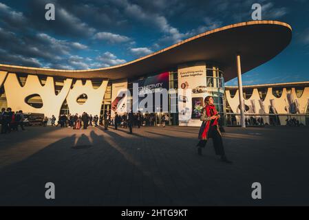 Barcelona, Spanien. 28.. Februar 2022. Am Ende des ersten Tages des jährlichen Mobile World Congress verlassen die Besucher die Fira Gran Via, eine der wichtigsten Veranstaltungen für mobile Technologien und eine Startaufstellungsfläche für Smartphones, Zukunftstechnologien, Geräte und Peripheriegeräte öffnet ihre Türen. Die Ausgabe 2022 steht unter dem übergreifenden Thema „Unleashed Connectivity“ und versucht, nach der Annullierung im Jahr 2020 und einer reduzierten Ausgabe im Jahr 2021 aufgrund der CORONA-Pandemie die Normalität wiederherzustellen. Quelle: Matthias Oesterle/Alamy Live News Stockfoto