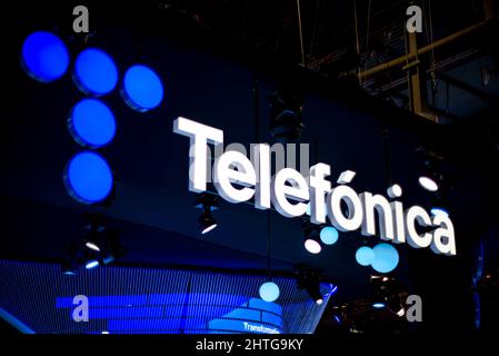 Barcelona, Spanien. 28.. Februar 2022. Das Telefonica-Logo wird vor dem Telefonica-Pavillon auf dem jährlichen Mobile World Congress in Barcelona beleuchtet, einem der wichtigsten Veranstaltungen für mobile Technologien und einer Startrampe für Smartphones, Zukunftstechnologien, Geräte und Peripheriegeräte. Die Ausgabe 2022 steht unter dem übergreifenden Thema „Unleashed Connectivity“ und versucht, nach der Annullierung im Jahr 2020 und einer reduzierten Ausgabe im Jahr 2021 aufgrund der CORONA-Pandemie die Normalität wiederherzustellen. Quelle: Matthias Oesterle/Alamy Live News Stockfoto