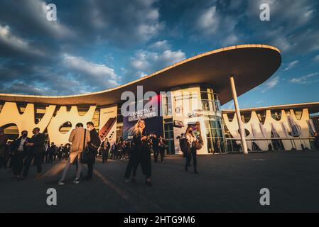 Barcelona, Spanien. 28.. Februar 2022. Am Ende des ersten Tages des jährlichen Mobile World Congress verlassen die Besucher die Fira Gran Via, eine der wichtigsten Veranstaltungen für mobile Technologien und eine Startaufstellungsfläche für Smartphones, Zukunftstechnologien, Geräte und Peripheriegeräte öffnet ihre Türen. Die Ausgabe 2022 steht unter dem übergreifenden Thema „Unleashed Connectivity“ und versucht, nach der Annullierung im Jahr 2020 und einer reduzierten Ausgabe im Jahr 2021 aufgrund der CORONA-Pandemie die Normalität wiederherzustellen. Quelle: Matthias Oesterle/Alamy Live News Stockfoto