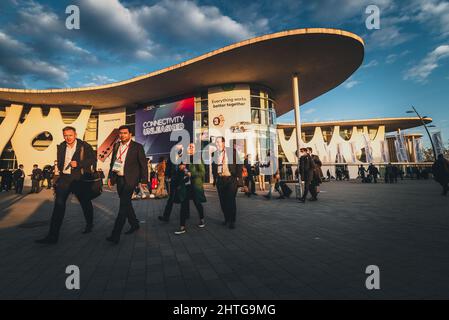 Barcelona, Spanien. 28.. Februar 2022. Am Ende des ersten Tages des jährlichen Mobile World Congress verlassen die Besucher die Fira Gran Via, eine der wichtigsten Veranstaltungen für mobile Technologien und eine Startaufstellungsfläche für Smartphones, Zukunftstechnologien, Geräte und Peripheriegeräte öffnet ihre Türen. Die Ausgabe 2022 steht unter dem übergreifenden Thema „Unleashed Connectivity“ und versucht, nach der Annullierung im Jahr 2020 und einer reduzierten Ausgabe im Jahr 2021 aufgrund der CORONA-Pandemie die Normalität wiederherzustellen. Quelle: Matthias Oesterle/Alamy Live News Stockfoto