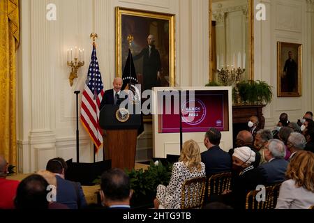 Teilnahme. 28.. Februar 2022. Der Präsident der Vereinigten Staaten, Joe Biden, macht Bemerkungen, als er und die First Lady Dr. Jill Biden am Montag, den 28. Februar 2022, eine Feier im Rahmen des Black History Month im East Room des Weißen Hauses in Washington, DC veranstalten. Schwarze Bundes-, Landes- und Kommunalbeamte sowie Bürgerrechtführer sind anwesend. Quelle: Chris Kleponis/Pool via CNP/dpa/Alamy Live News Stockfoto