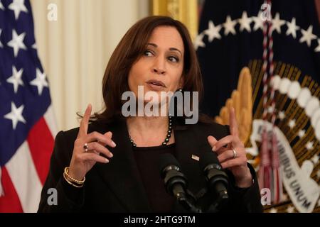 Teilnahme. 28.. Februar 2022. Die Vizepräsidentin der Vereinigten Staaten, Kamala Harris, spricht am Montag, den 28. Februar 2022, bei einer Feier anlässlich des Black History Month im East Room des Weißen Hauses in Washington, DC. Schwarze Bundes-, Landes- und Kommunalbeamte sowie Bürgerrechtführer sind anwesend. Quelle: Chris Kleponis/Pool via CNP/dpa/Alamy Live News Stockfoto