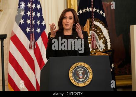 Teilnahme. 28.. Februar 2022. Die Vizepräsidentin der Vereinigten Staaten, Kamala Harris, spricht am Montag, den 28. Februar 2022, bei einer Feier anlässlich des Black History Month im East Room des Weißen Hauses in Washington, DC. Schwarze Bundes-, Landes- und Kommunalbeamte sowie Bürgerrechtführer sind anwesend. Quelle: Chris Kleponis/Pool via CNP/dpa/Alamy Live News Stockfoto