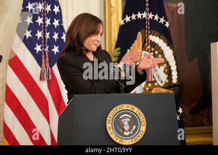 Teilnahme. 28.. Februar 2022. Die Vizepräsidentin der Vereinigten Staaten, Kamala Harris, macht am Montag, den 28. Februar 2022, bei einer Feier anlässlich des Black History Month im East Room des Weißen Hauses in Washington, DC Eröffnungsansprache. Schwarze Bundes-, Landes- und Kommunalbeamte sowie Bürgerrechtführer sind anwesend. Quelle: Chris Kleponis/Pool via CNP/dpa/Alamy Live News Stockfoto
