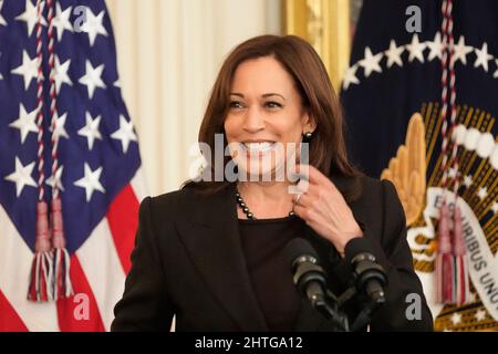 Teilnahme. 28.. Februar 2022. Die Vizepräsidentin der Vereinigten Staaten, Kamala Harris, macht am Montag, den 28. Februar 2022, bei einer Feier anlässlich des Black History Month im East Room des Weißen Hauses in Washington, DC Eröffnungsansprache. Schwarze Bundes-, Landes- und Kommunalbeamte sowie Bürgerrechtführer sind anwesend. Quelle: Chris Kleponis/Pool via CNP/dpa/Alamy Live News Stockfoto
