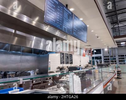 Kirkland, WA USA - circa Februar 2022: Schräge Ansicht der Abteilung für zubereitete Lebensmittel auf einem Whole Foods Market am Ende des Tages. Stockfoto