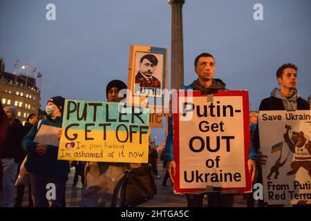 London, England, Großbritannien. 28.. Februar 2022. Hunderte von Menschen versammelten sich am sechsten Tag der Proteste auf dem Trafalgar Square, während der Krieg in der Ukraine andauert. (Bild: © Vuk Valcic/ZUMA Press Wire) Stockfoto