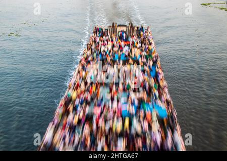 Massenleute kehren nach Hause zurück, indem sie vom jährlichen muslimischen Charmonai-Kongress gestartet wurden. Dieses Bild wurde von mir am 28. Februar 2022 aus Bangladesch, Süd-A, aufgenommen Stockfoto