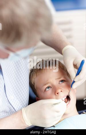 Arzt überprüft die Zähne von Jungen. Aus der Sicht eines Arztes, der die Zähne von Jungen in der Klinik überprüft. Stockfoto
