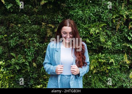 Selbstbewusste Geschäftsfrau mit blauem Anzug lächelnd Stockfoto
