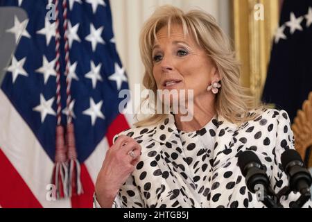 Washington, Vereinigte Staaten Von Amerika. 28.. Februar 2022. First Lady Dr. Jill Biden spricht während einer Feier im Rahmen des Black History Month im East Room des Weißen Hauses in Washington, DC am Montag, den 28. Februar 2022. Schwarze Regierungsbeamte des Bundes, der Länder und der Gemeinden sowie Vertreter der Bürgerrechte sind anwesend.Quelle: Chris Kleponis/Pool/Sipa USA Quelle: SIPA USA/Alamy Live News Stockfoto
