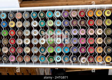 Bunte Malsprays stehen in Ordnung. Schöne Farben im gleichen Bild. Graffiti Stockfoto