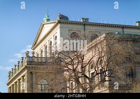 Hannover - Deutschland, 25. April 2021: Die Staatsoper Hannover ist ein deutsches Opernhaus und Kompany in der niedersächsischen Landeshauptstadt Hannover. Stockfoto