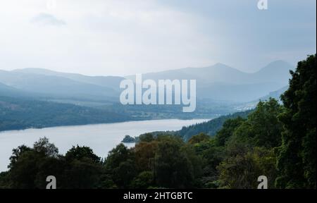 Ein Blick über Loch Tay von der Nordseite bei Fearnan in Richtung Loch Lomond und Ben More, in Perth und Kinross, Schottland, Großbritannien Stockfoto