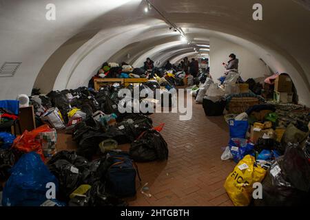 Nicht exklusiv: UZHHOROD, UKRAINE - 28. FEBRUAR 2022 - Freiwillige sortieren die Spenden im Zentrum am Sovyne hnizdo (Eulennest) historischen und Cu Stockfoto