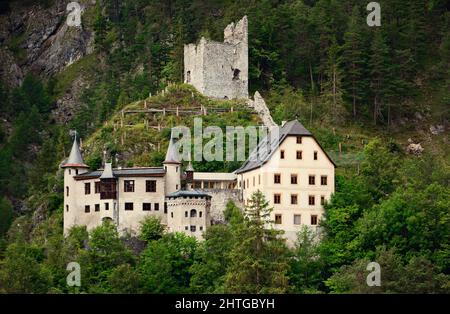 Österreich, Nassereith, Schloss Fernsteinsee mit altem Schloss Stockfoto