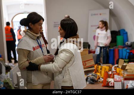 Nicht exklusiv: UZHHOROD, UKRAINE - 28. FEBRUAR 2022 - Freiwillige sortieren die Spenden im Zentrum am Sovyne hnizdo (Eulennest) historischen und Cu Stockfoto