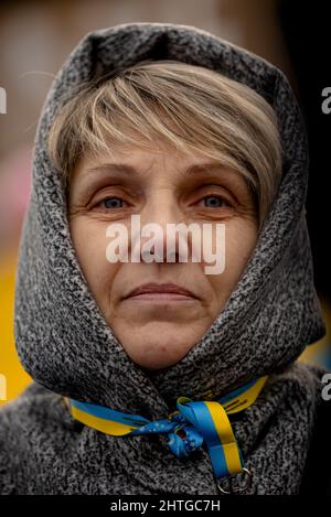 Warschau, 27. Februar 2022: Protest gegen den Krieg in der Ukraine und die russische Invasion. Porträt einer Frau am Demonstrationsstand mit der Ukraine Stockfoto