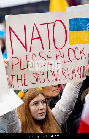 Warschau, 27. Februar 2022: Protest gegen den Krieg in der Ukraine und die russische Invasion. Protestler mit Transparent am Demonstrationsstand mit der Ukraine Stockfoto