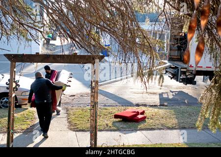 Movers entfernen altes Sofa. St. Paul Minnesota, USA Stockfoto