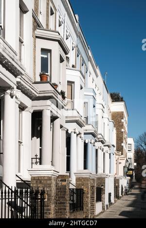 Detaillierte Aufnahme der schönen Häuser an der Westbourne Park Road in Notting Hill, London, Großbritannien. Februar 2022 Stockfoto