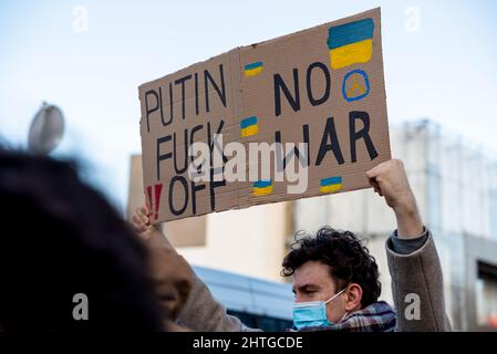 Warschau, 27. Februar 2022: Protest gegen den Krieg in der Ukraine und die russische Invasion. Menschen mit Transparenten am Demonstrationsstand mit der Ukraine Stockfoto