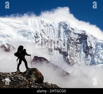 Silhouette des Menschen und Berge mit Wolken, Nepal himalaya Berg Stockfoto