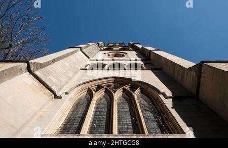 Detail-Fassadenaufnahme der Allerheiligen-Kirche in Notting Hill im Februar 2022 Stockfoto