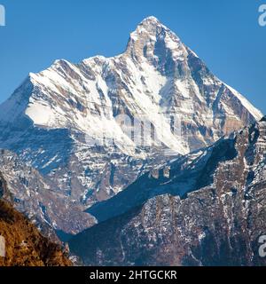 Mount Nanda Devi, eines der besten Reittiere im indischen Himalaya, von Joshimath Auli aus gesehen, Uttarakhand, Indien Stockfoto